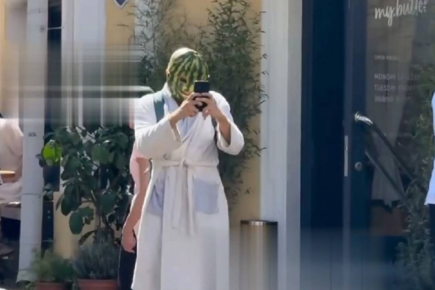 Человек-арбуз в халате шокировал жителей Одессы – видео