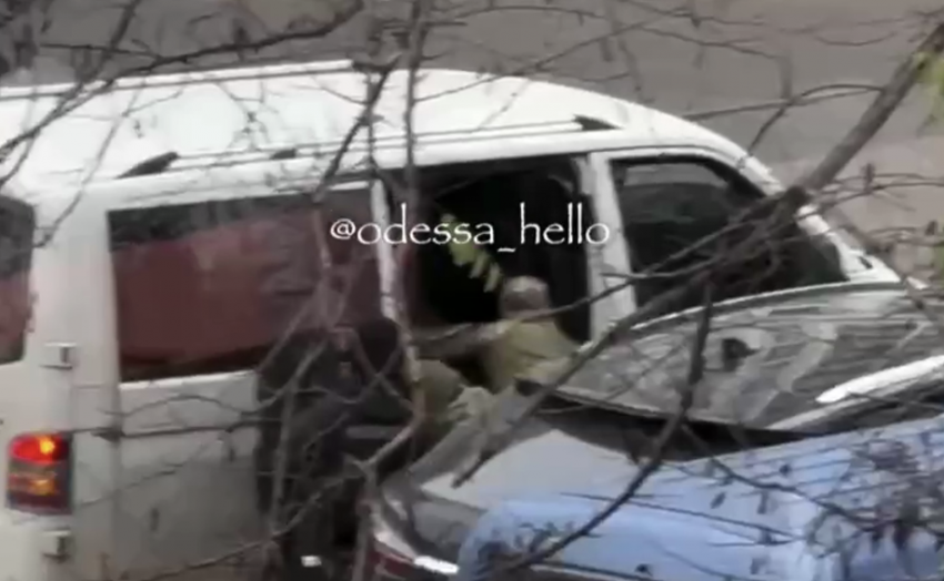 В Одессе военкомы насильно задержали инвалида