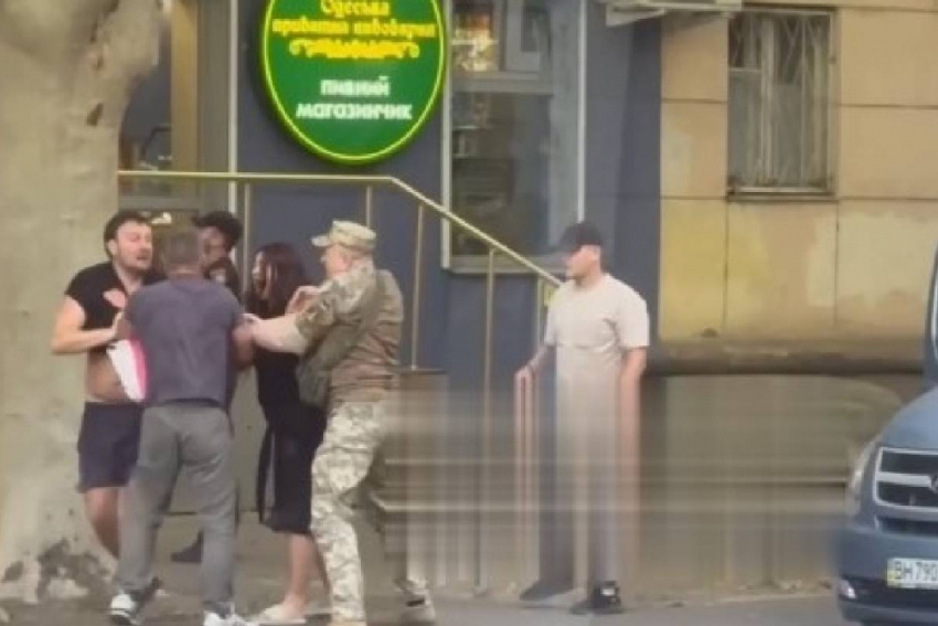 В Одессе женщина спасла мужчину от военкомов, закричав ультразвуком