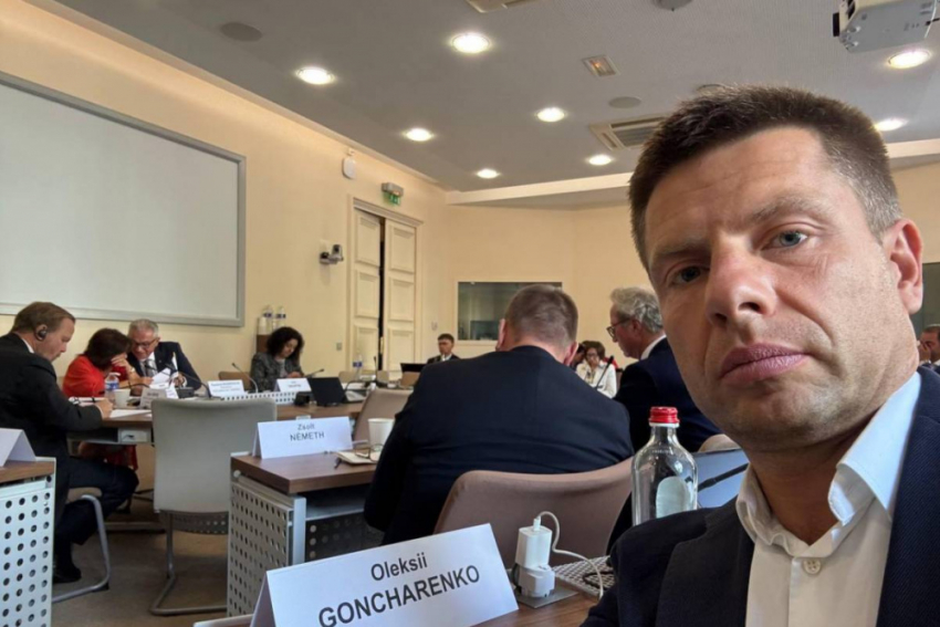 Одесский Нардеп Алексей Гончаренко выпрашивает поздравления в интернете