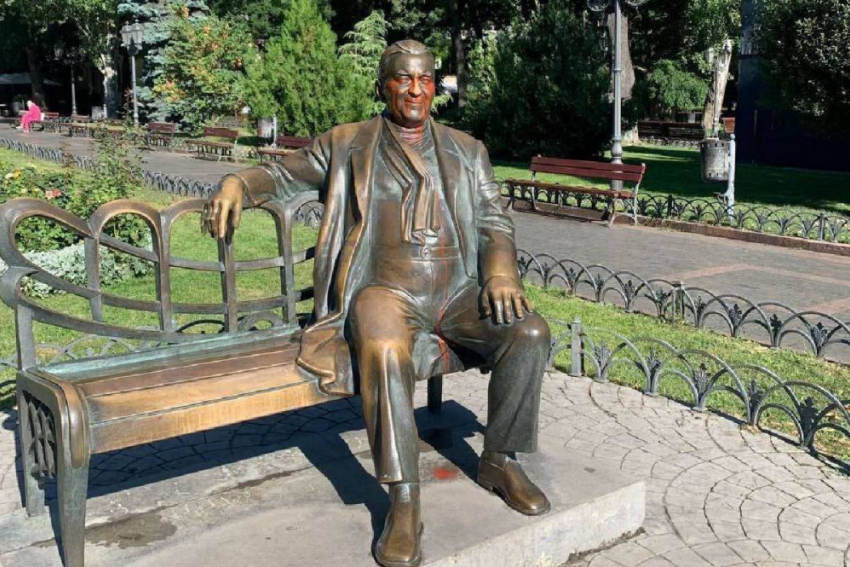 Вандалы облили памятник Леониду Утёсову в Одессе красной краской