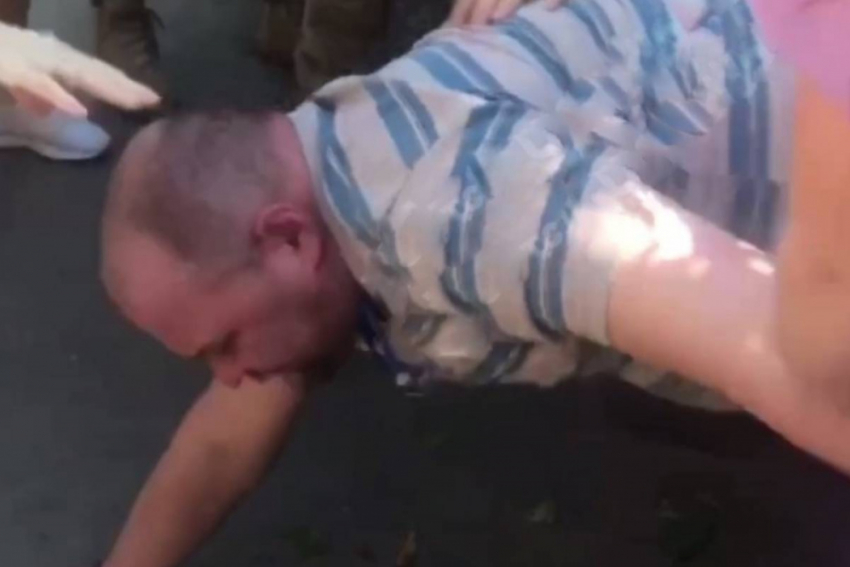Женщины напали на военкомов и спасли мужчину от мобилизации в Одессе
