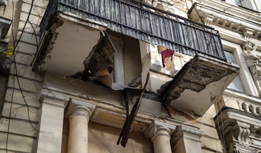 Балкон в центре Одессы обрушился на женщин — чудо спасло их от смерти