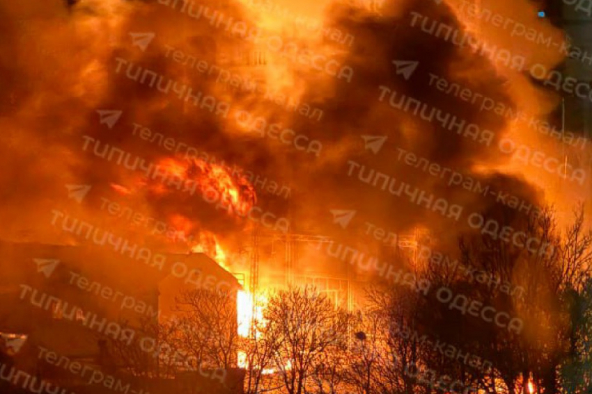 Появились кадры масштабного пожара в Одессе после атаки ударных беспилотников