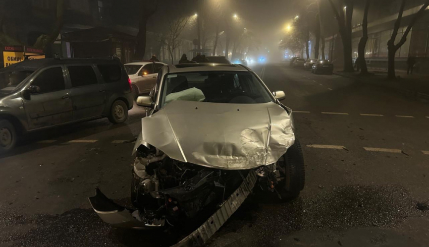 В центре Одессы пьяный водитель после аварии доставил двух пострадавших в больницу