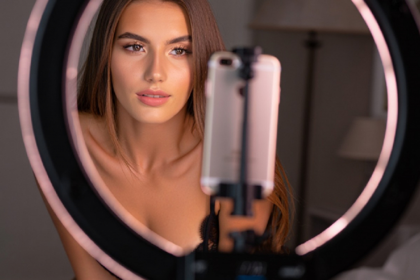 Модели OnlyFans из Одессы оставили без денег налоговую службу Украины