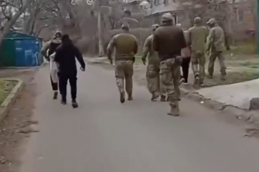 В Одессе военкомы мобилизовали мужчину на глазах рыдающего сына - видео 