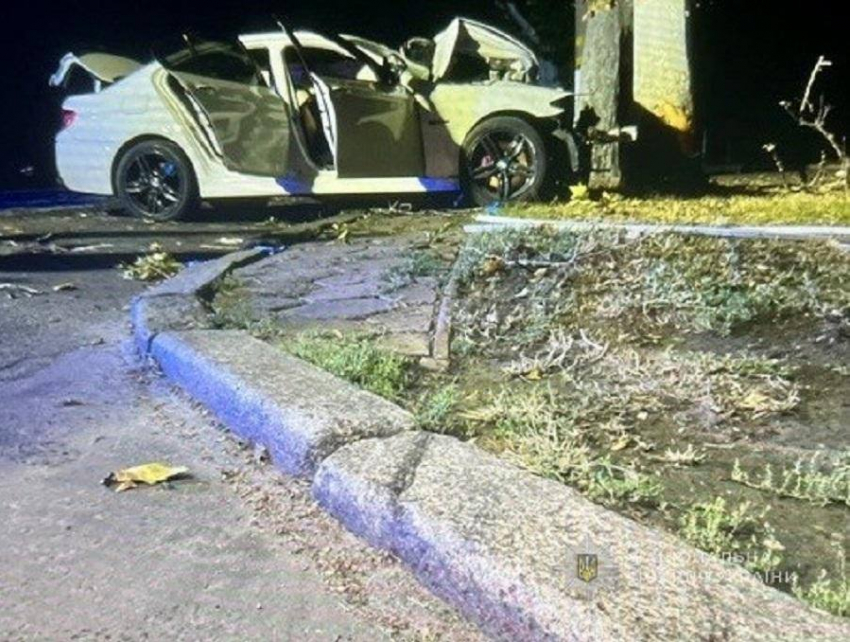 В Одессе легковушка врезалась в дерево: пассажир погиб, водитель в больнице