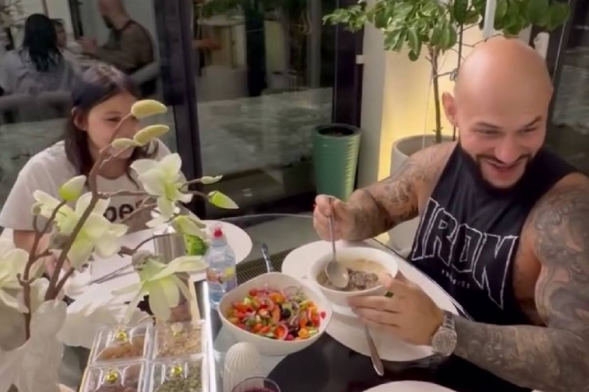 Джиган вернулся к Самойловой: репер выложил видео ужина с детьми в квартире жены