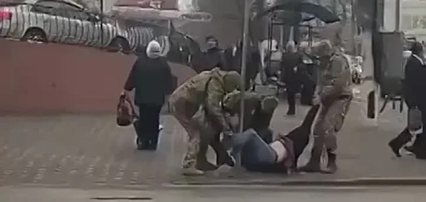В Одессе ТЦК устроили «засаду» на мужчин с помощью человека в гражданском