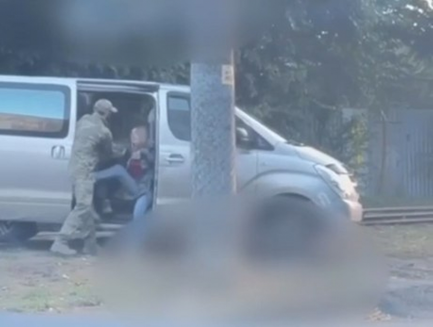  В Одессе прохожие и медики вырвали мужчину из рук военкома