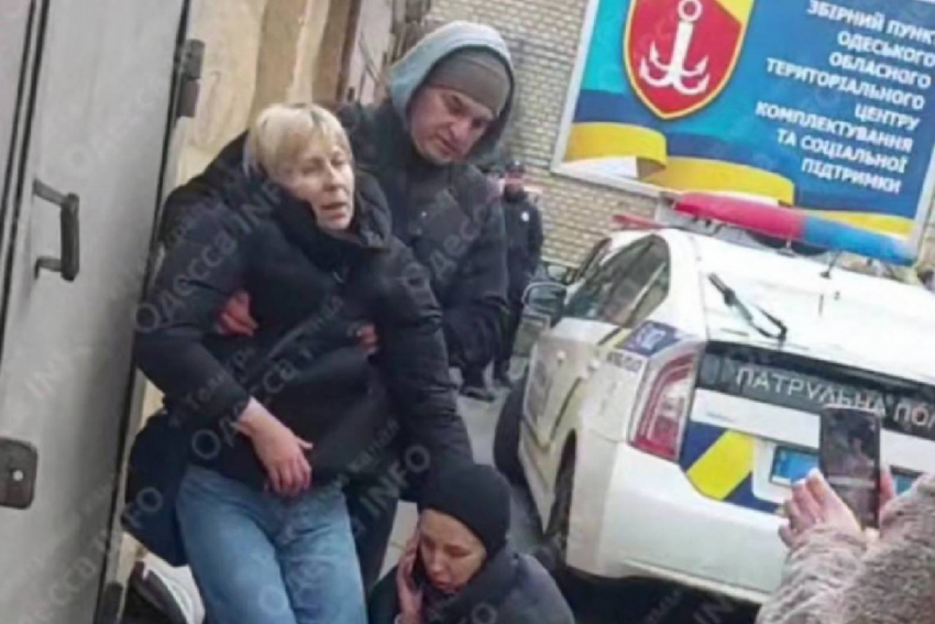 Военкомы прокомментировали инцидент с избиением матери призывника