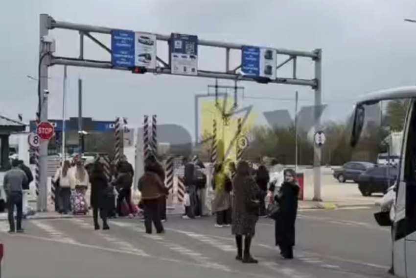 Сотни машин встали в километровых очередях на границе в Одесской области