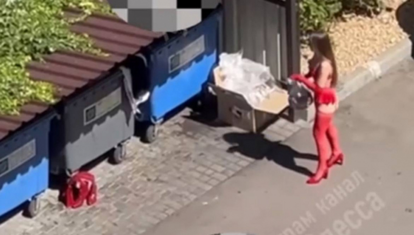 Девушка в сексуальном белье устроила фотосессию возле мусорки в Одессе