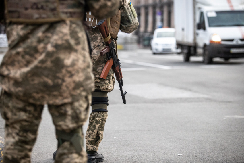 Сотрудники ТЦК в Одессе избили и выбросили из машины военного из Мариуполя