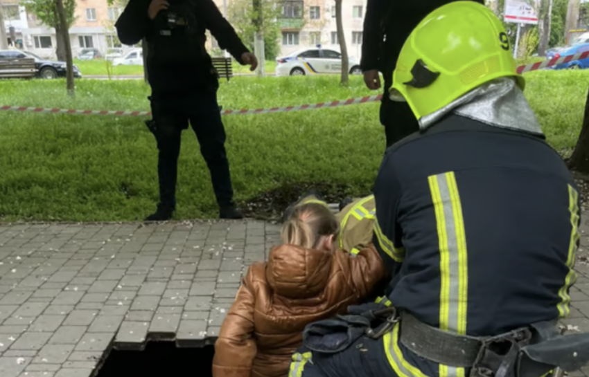 В Одессе девочка провалилась в четырехметровую яму посреди улицы