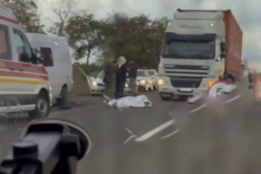 В Одесской области двоих военкомов намотало на колеса фуры – видео