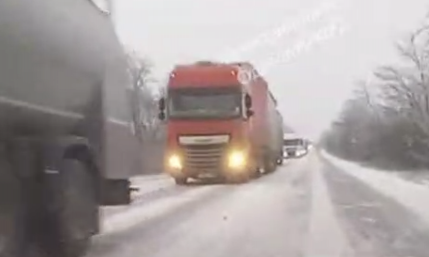 Одесская область встала в мертвые пробки из-за снегопада