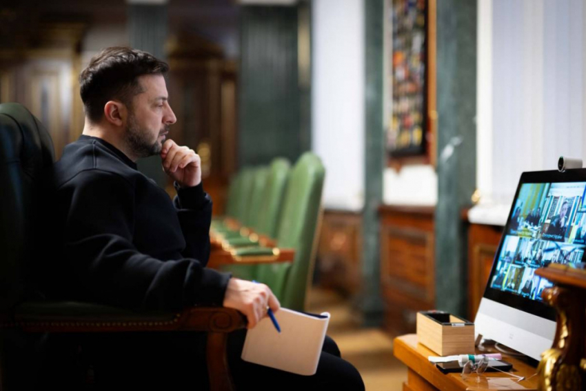 Политолог Вакаров: протесты в Киеве и Одессе сделают Зеленского сговорчивым