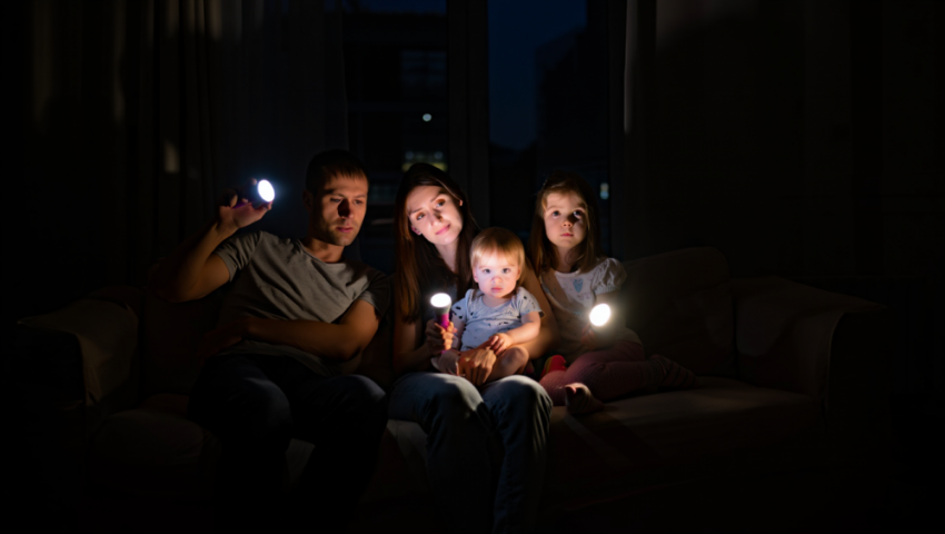 Жителям обесточенного с зимы дома в Одессе обещали вернуть свет к августу