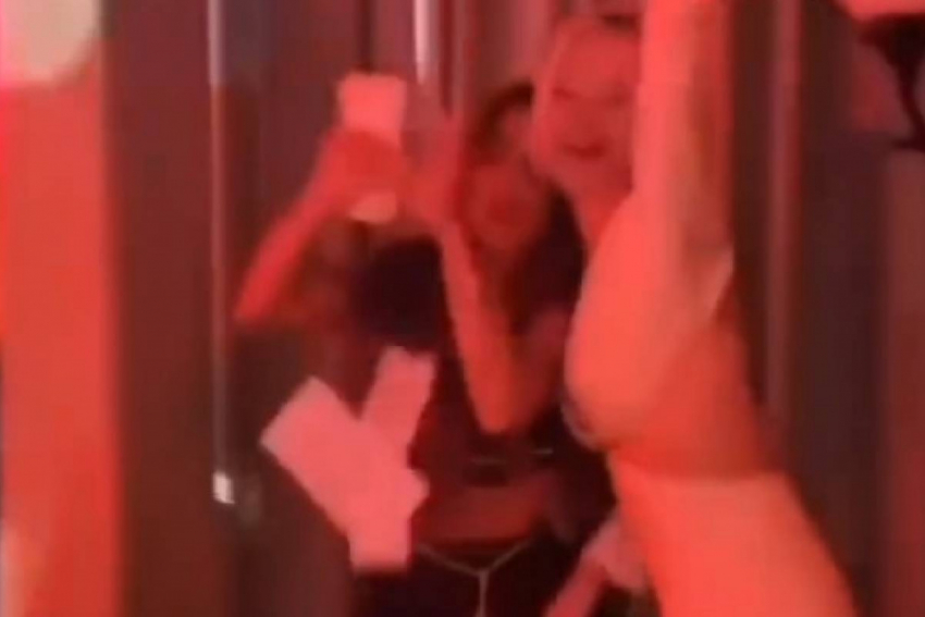 Одесская «Золушка»: жена чиновника разбрасывала деньги на детском празднике