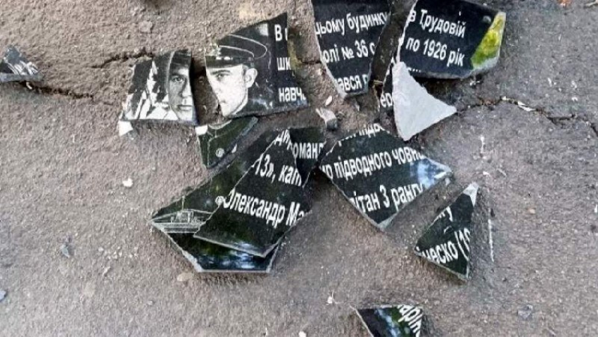 В Одессе изуродовали мемориальную доску Герою Советского Союза Александру Маринеско