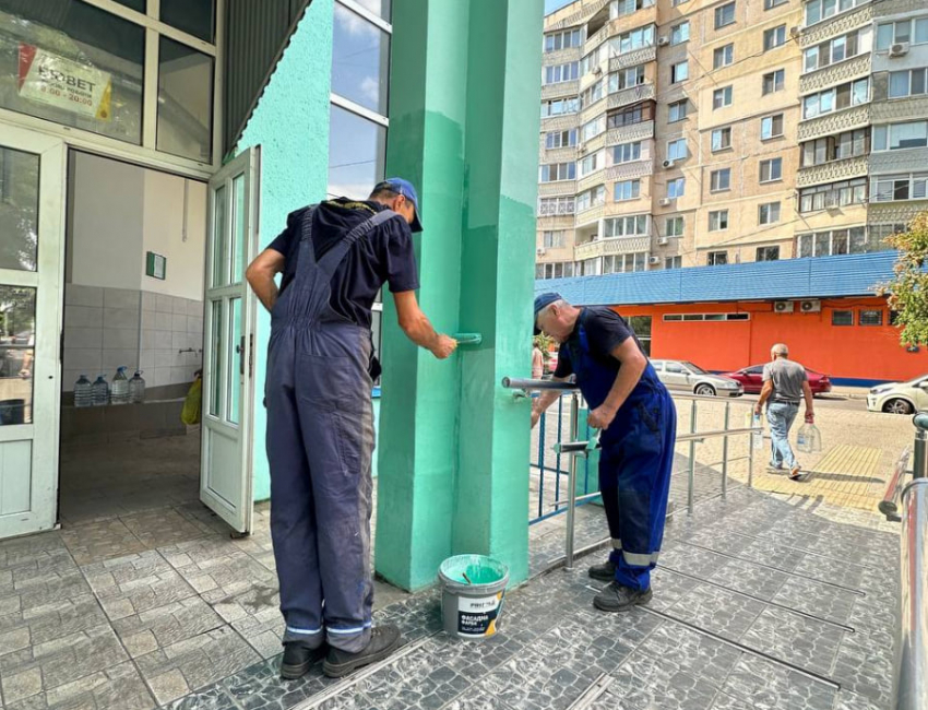 В Одессе снова орудуют вандалы: пострадали бювет, укрытие и памятник