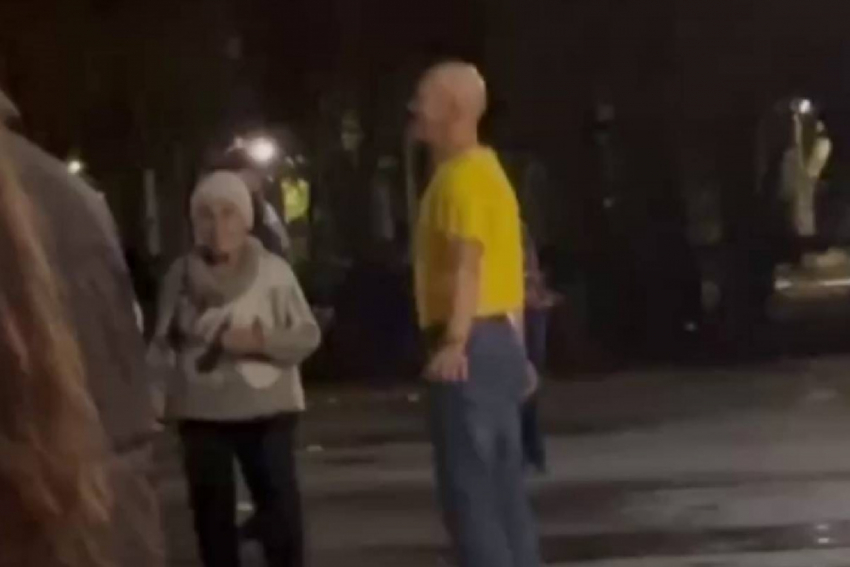 Сексуальный дедуля устроил в Одессе «грязные танцы», соблазнив толпу старушек