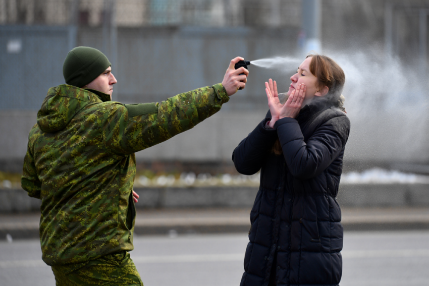 В Одессе военкомы насильно мобилизовали коммунальщика и залили женщину перцовкой