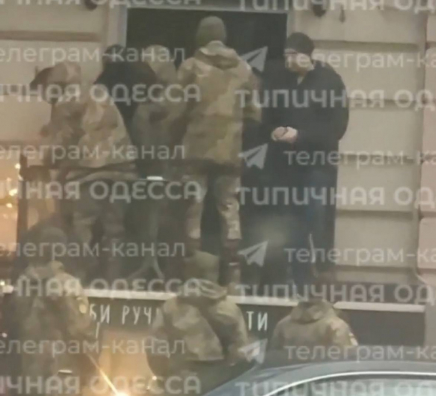 Группа из десяти военкомов похитила мужчину прямо из парикмахерской