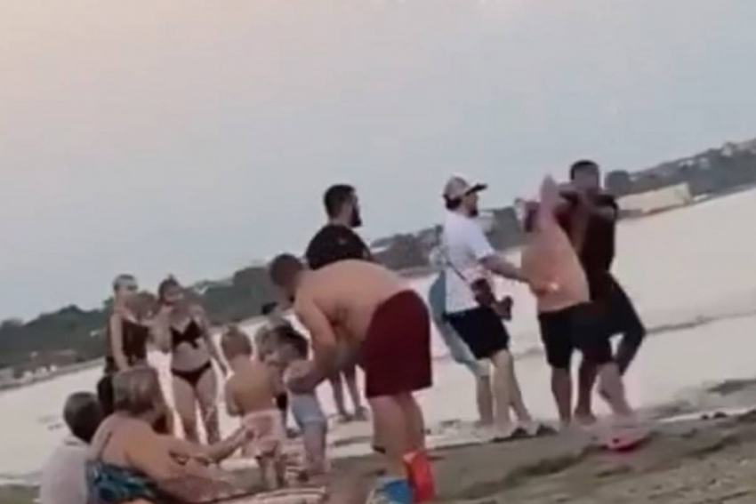 В сети завирусилось видео жесткой драки туристов на пляже в Одессе