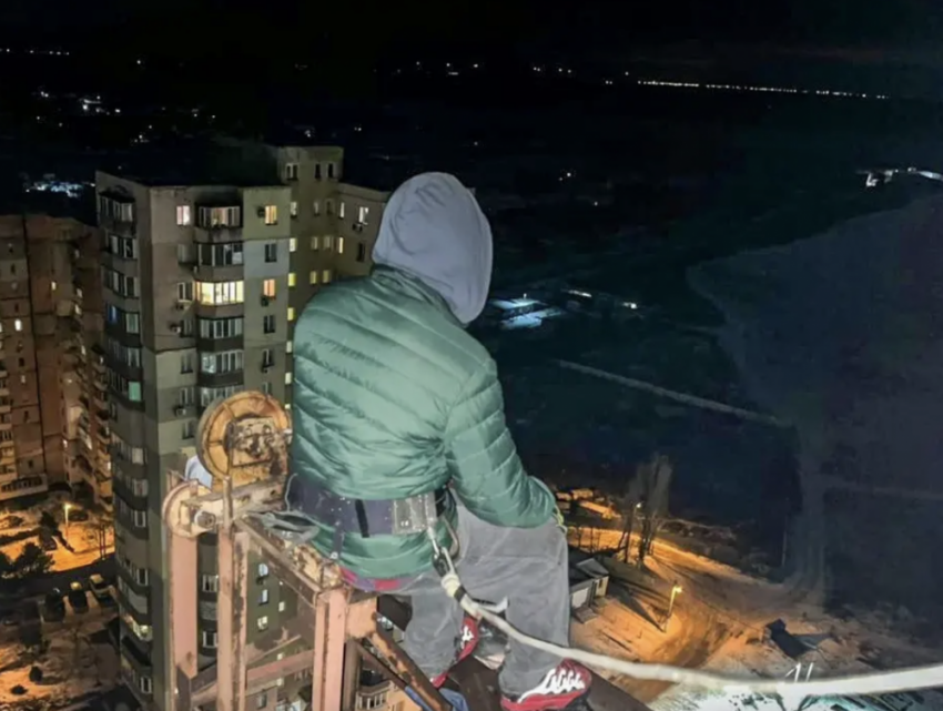 Застрял на высоте 24-го этажа: в Черноморске спасатели провели сложнейшую операцию