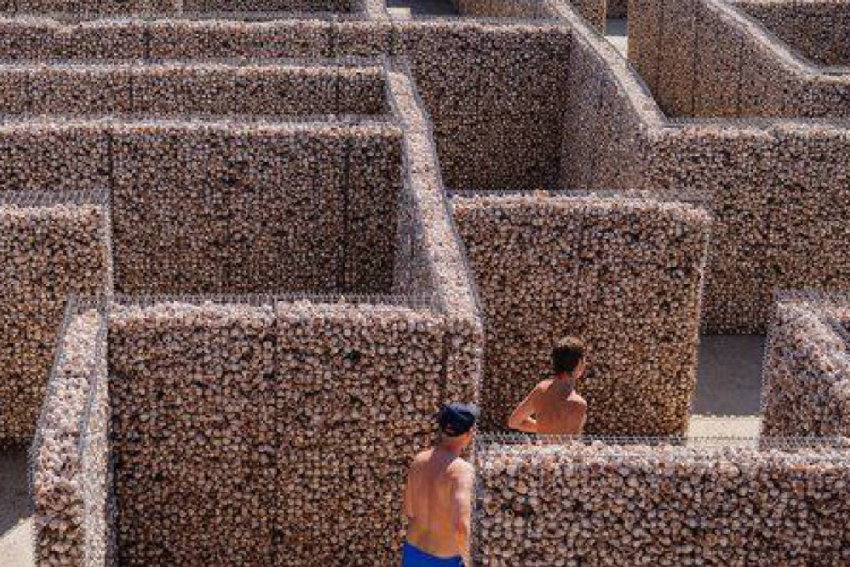 В Одесской области возвели огромный лабиринт из прибрежных ракушек