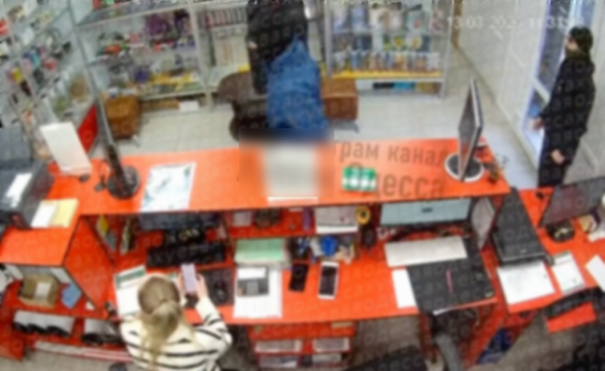 Соцсети: в Одессе люди в масках ворвались в магазин и похитили сотрудника
