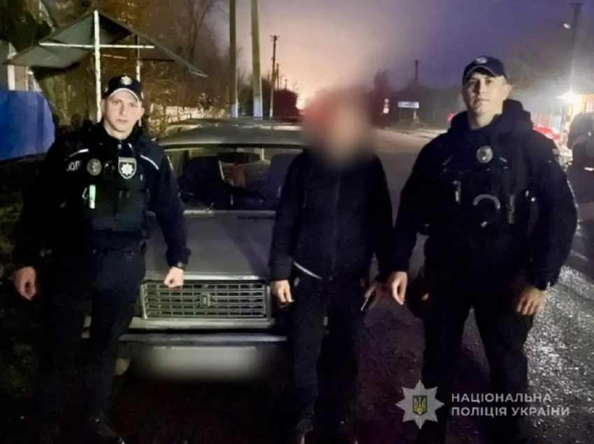 В Одесской области наказали мужчину, выбросившего щенков на дорогу