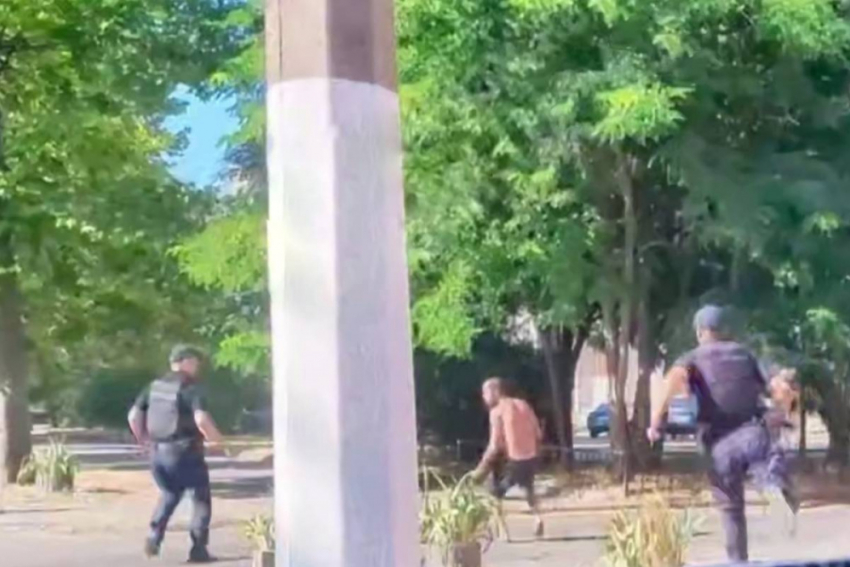 В Одессе полуголый мужчина ворвался в кафе и кидался стульями