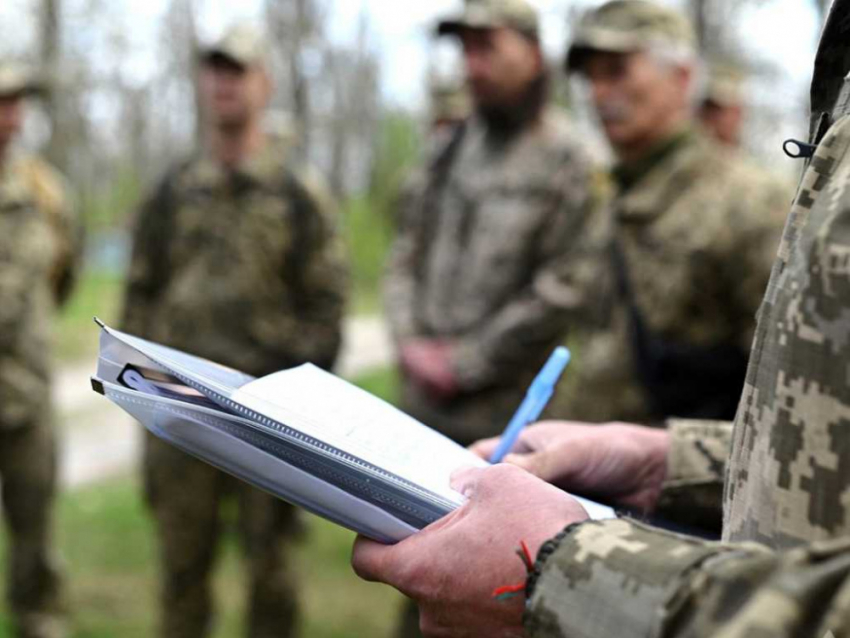 В Одессе 16 военных ТЦК «скручивали» одного мужчину - видео