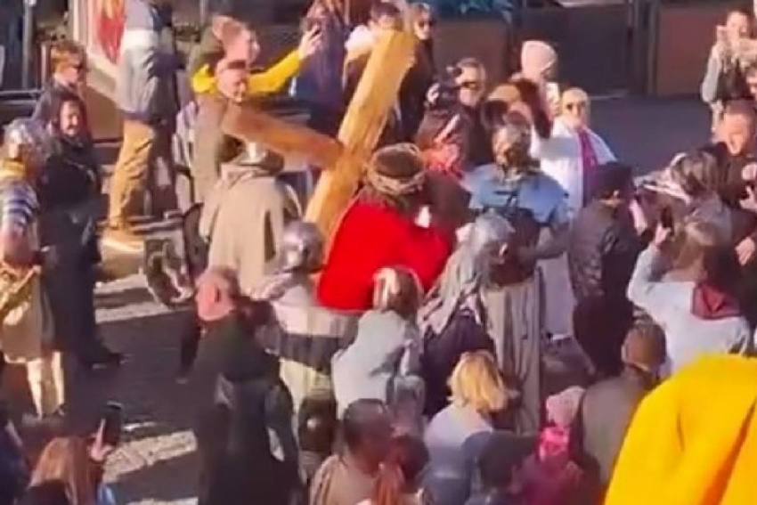 В центре Одессы распяли Христа: в сети появились уникальные кадры