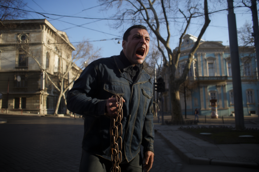 В Одессе мужчина избил сотрудников ТЦК цепью - видео