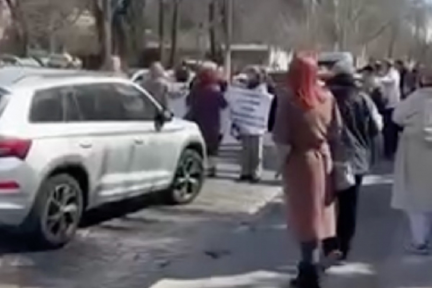 В Одессе люди перекрыли дорогу, выступая против сноса исторического памятника