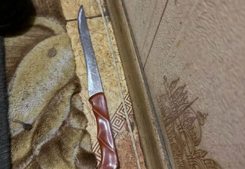 В Одессе мужчина с ножом устроил дебош в подъезде - фото