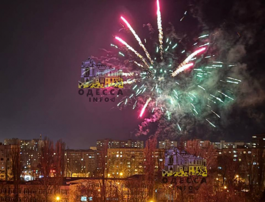 Одесситы запустили салюты на фоне атаки