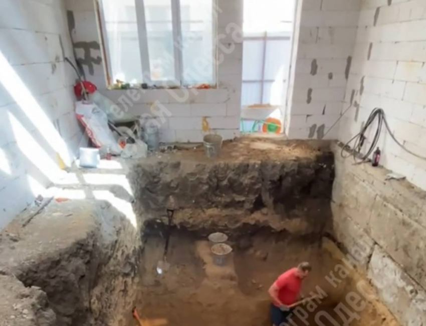 «Роет себе яму»: в Одессе мужчина выкопал под своим домом бункер