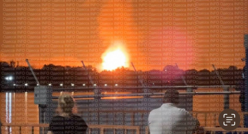 «Как белый день»: пожар после прилетов под Одессой сняли на видео из Румынии