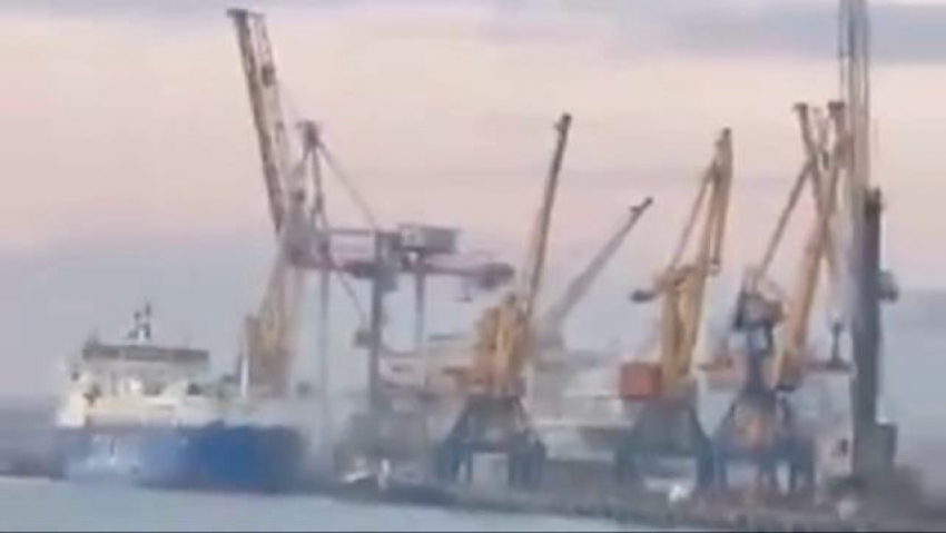 Турецкое судно с военной техникой попало под удары РФ у Одессы