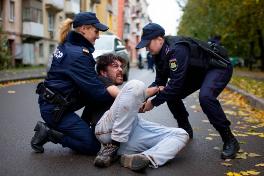 Девушки-полицейские напали на парня в Одессе и залили газом грудного малыша в коляске