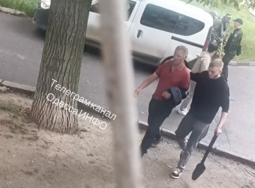 В Одессе парень спас мужчину от ТЦК и кинул камень в машину военкомов