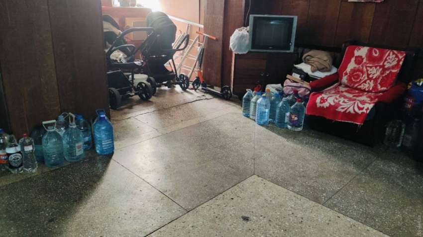 Жители одесского общежития сливают помои на улицу из-за проблем с канализацией