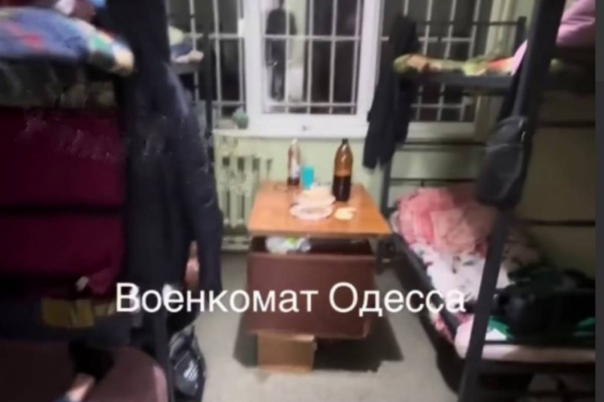 Мобилизованный провел экскурсию по ТЦК в Одессе