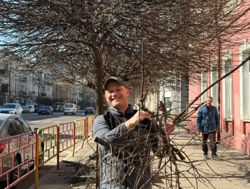 Учитель из Мюнхена приехал в Одессу и бесплатно ухаживает за деревьями